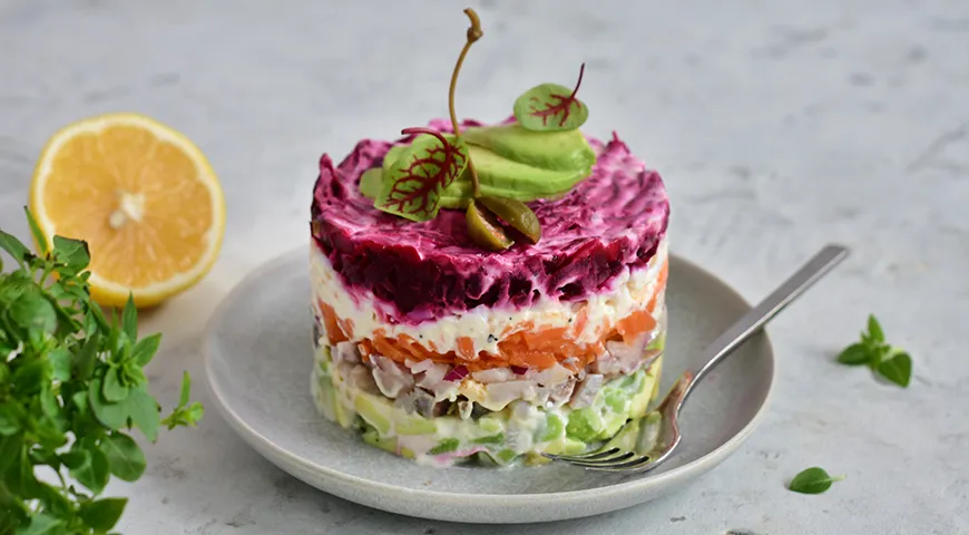 Селёдка под шубой — слоями свёкла, картофель, морковь, яйца, майонез